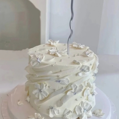 White flower cake