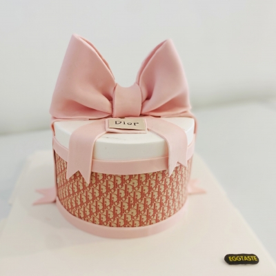 Dior 缎带蛋糕